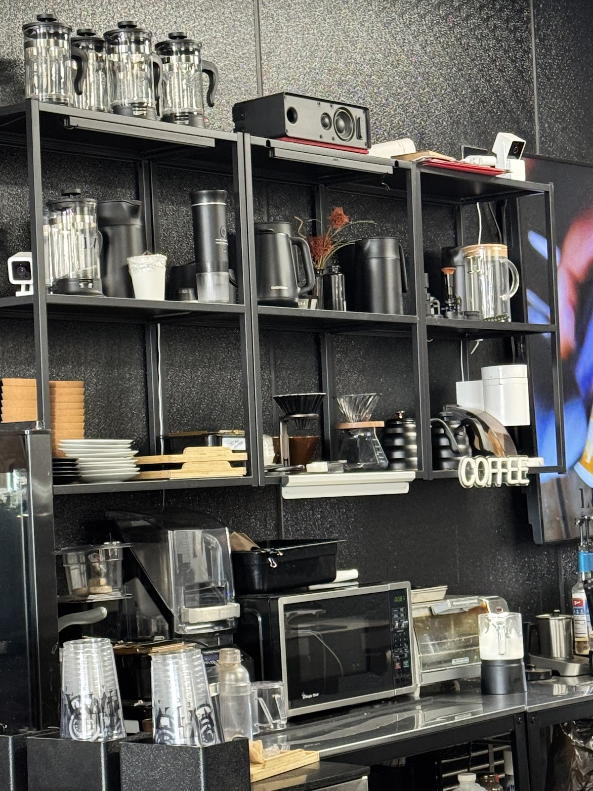 LVNA Cafe coffee brewing station